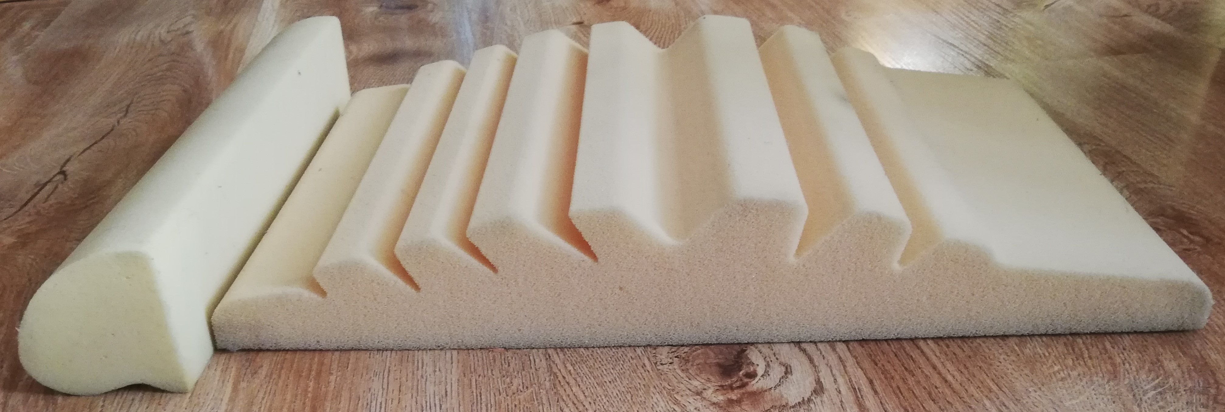Dehn Korrektor 2 Beige Schaumstoffmatraze mit Lamellen auf einem braunen Fußboden mit einem Kopfteil