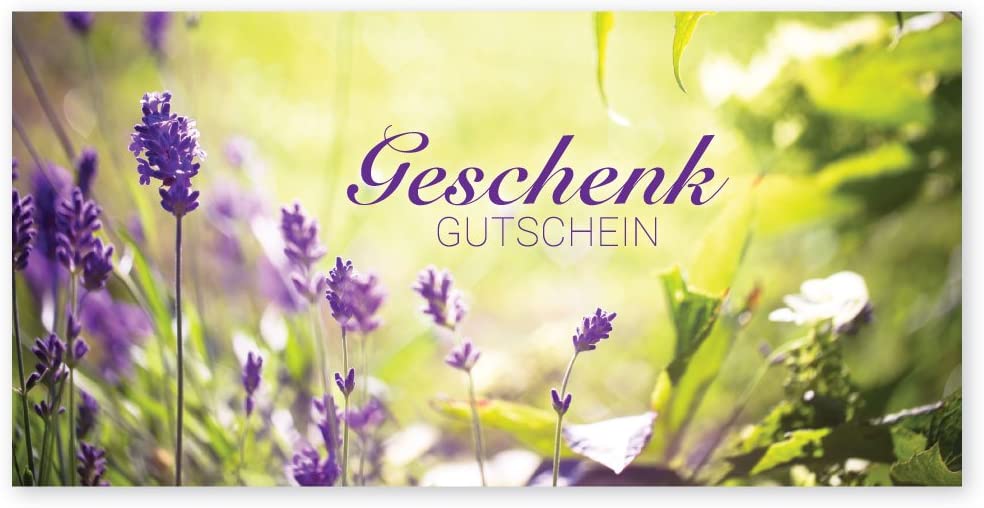 Gutschein Flyer mit der Aufschrift Geschenk Gutschein vor Kräuterhintergrund
