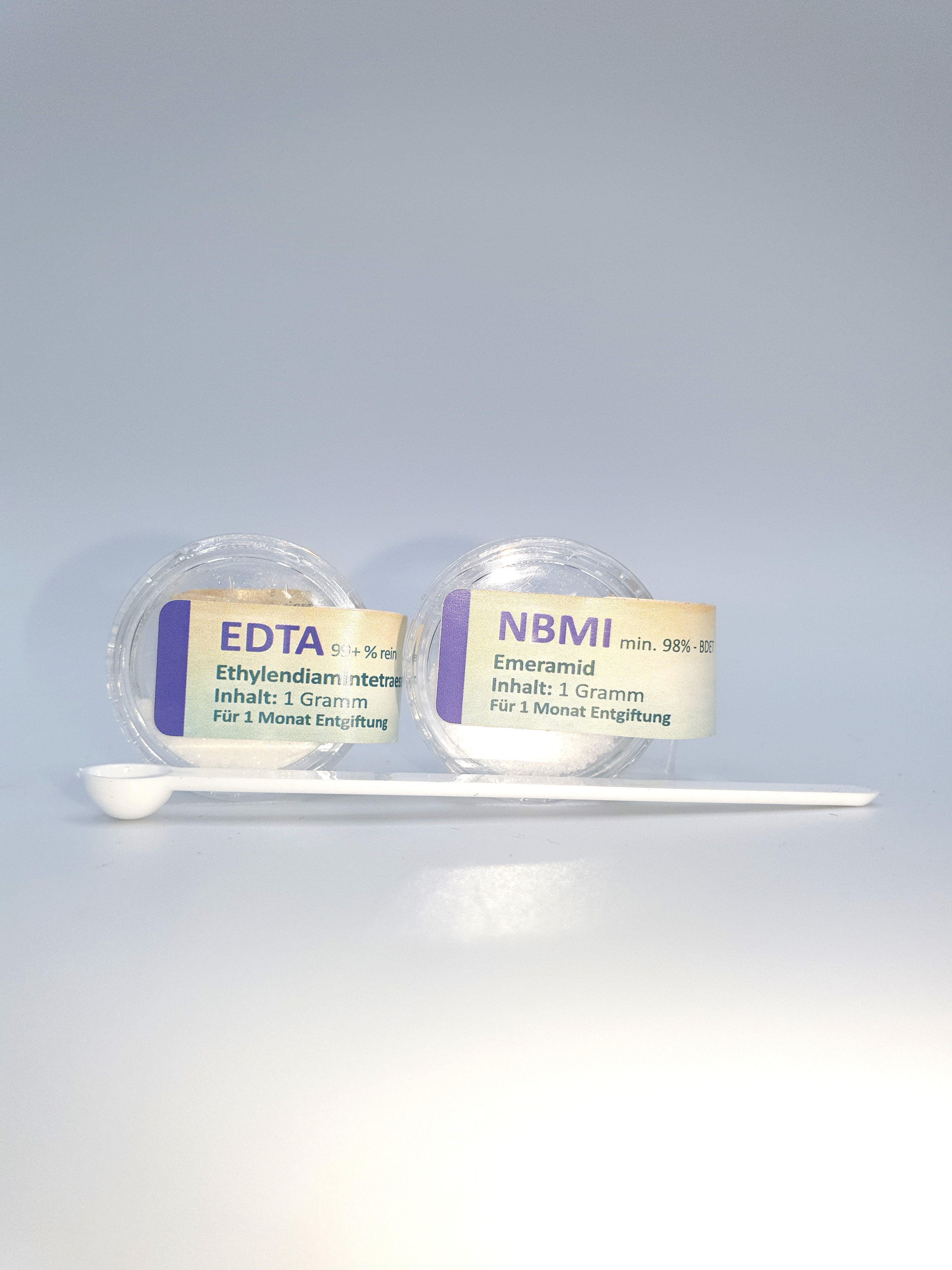 Ausleitung 1 2 Schälchen mit weißem Wirkstoff und einem Messlöffel auf grauem Hintergrund