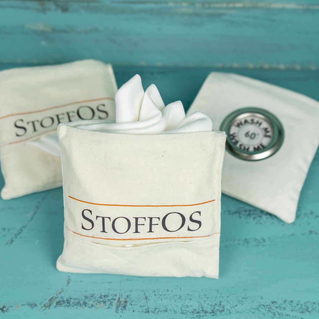 Stofftaschentücher 3 Stofftaschen mit der Aufschrift Stoffos, aus einer Tasche sind 4 Stofftaschentücher ersichtlich