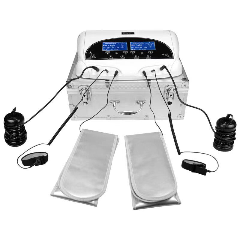 Detox Maschine 1 Detox Maschine auf Silberkoffer  mit mehreren angeschlossenen Geräten